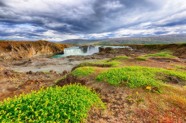 Cena de paisagem incrível da poderosa cachoeira Godafoss . — Fotografia de Stock