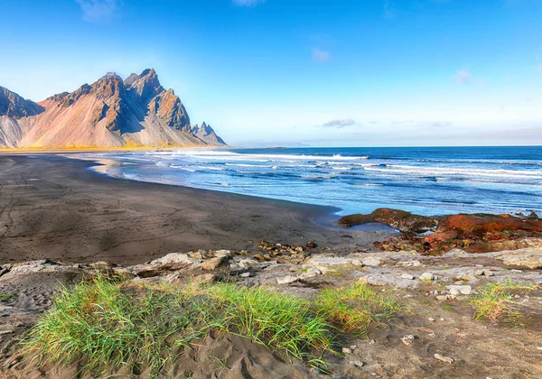 Fantastisk solig dag och underbara svarta sanddyner på Stokksnes c — Stockfoto