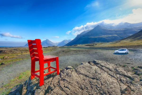 Magnifique journée ensoleillée et chaise rouge entre Hofn et Egilsstadir — Photo