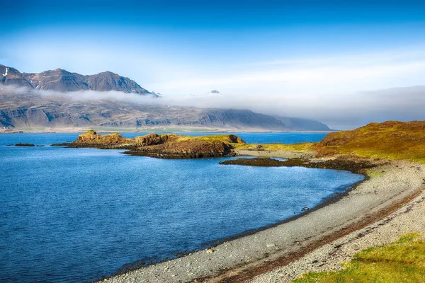 Berufjordurin vuonon maisema Islannissa — kuvapankkivalokuva