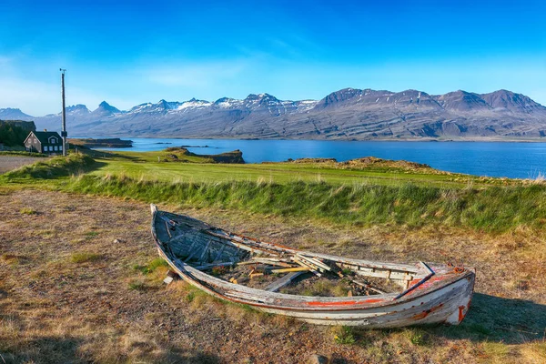 The old house and boat at Teigarhorn ( was built in 1880-1882). — Stock Photo, Image