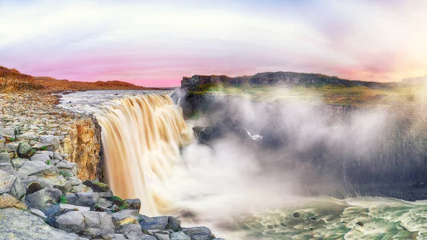 Vue fantastique de la cascade la plus puissante d'Europe appelée — Photo
