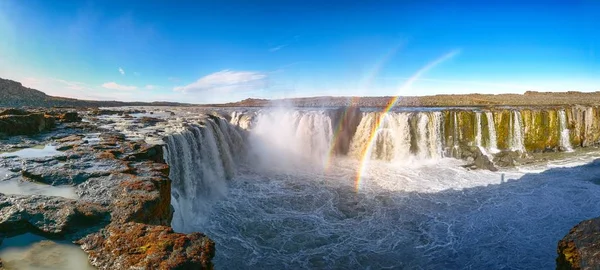 Чудесний вигляд фантастичного водоспаду і каскадів Сельфосса. — стокове фото