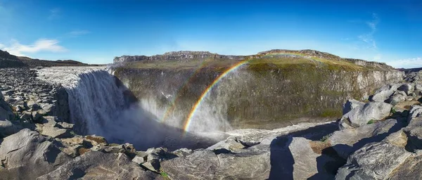 Vue panoramique de la cascade la plus puissante d'Europe appelée — Photo
