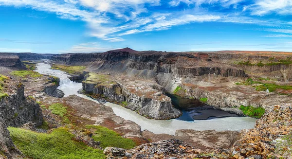 Fantástica vista do cânion e cachoeira Hafragilsfoss . — Fotografia de Stock