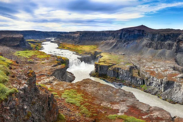 캐니언 과 폭포의 환상적 인 경관 hafragilsfoss. — 스톡 사진