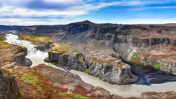 캐니언 과 폭포의 환상적 인 경관 hafragilsfoss. — 스톡 사진