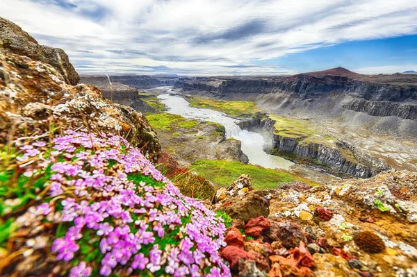 캐니언 과 폭포의 환상적 인 경관 hafragilsfoss. — 스톡 사진