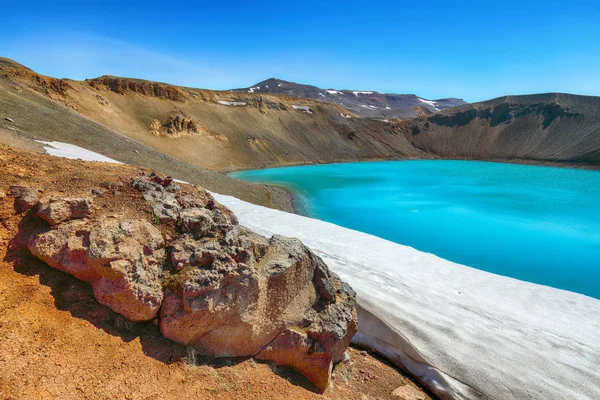 Prachtig uitzicht op de beroemde krater Viti bij Krafla geothermische gebied — Stockfoto