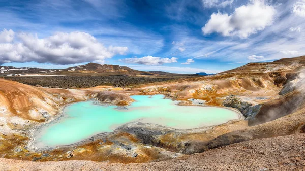 Exotiskt landskap av syra varm sjö med turkost vatten i ge — Stockfoto