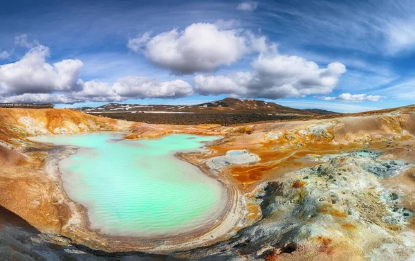 Exotiskt landskap av syra varm sjö med turkost vatten i ge — Stockfoto