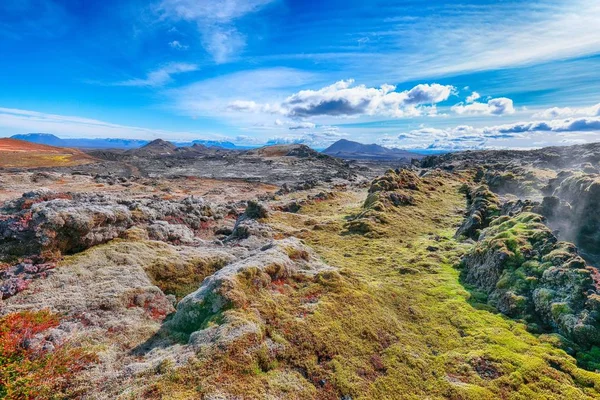 Exotisk utsikt över lavafältet i den geotermiska dalen Leirhnjukur, — Stockfoto