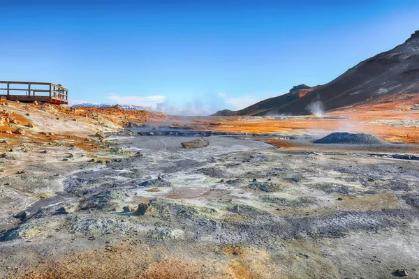 Boiling mudpots in the geothermal area Hverir and cracked ground — Stock Photo, Image