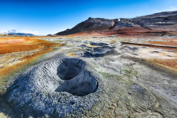 Jeotermal alanda kaynamış çamur kapları Hver ve çatlamış zemin