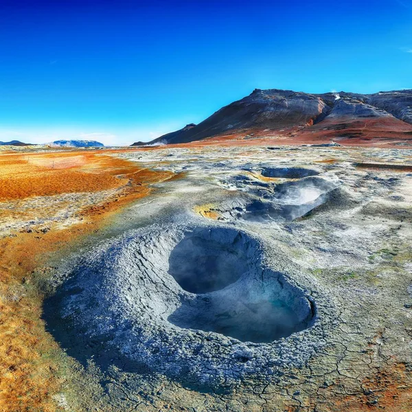 Kokande lerkärl i det geotermiska området Hverir och sprucken jord — Stockfoto