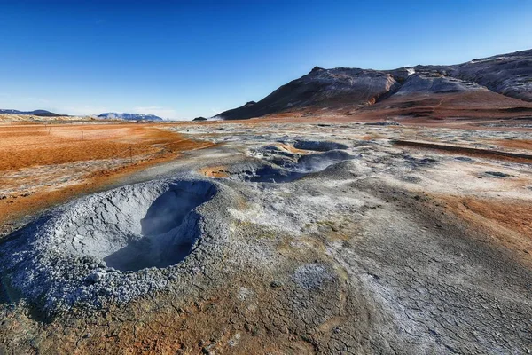 Kokande lerkärl i det geotermiska området Hverir och sprucken jord — Stockfoto