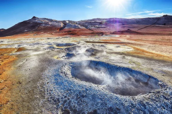 Kokande lerkärl i det geotermiska området Hverir och sprucken jord — Stockfoto