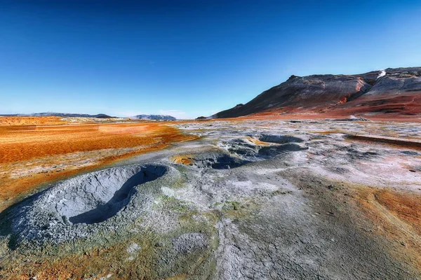 Jeotermal alanda kaynamış çamur kapları Hver ve çatlamış zemin