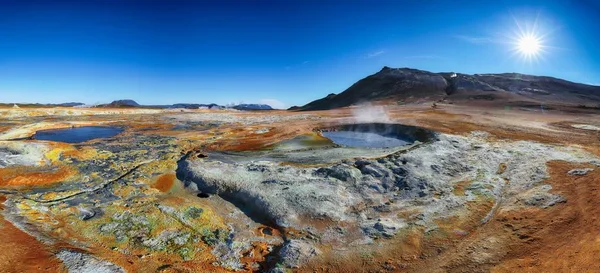 Jeotermal alanda kaynamış çamur kapları Hver ve çatlamış zemin