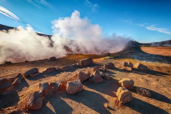 Ångkon i Hverir geotermiskt område med kokande lera och — Stockfoto
