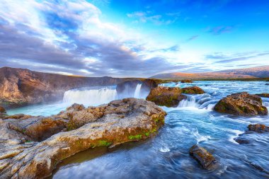 Güçlü Godafoss şelalesinin nefes kesici gün batımı manzarası