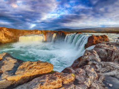 Güçlü Godafoss şelalesinin nefes kesici gün batımı manzarası