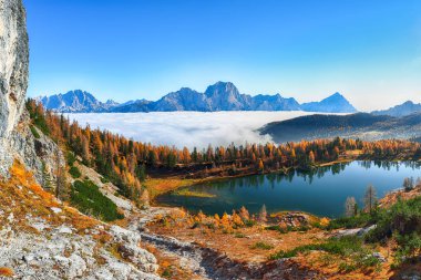 Federa Gölü 'nün Dolomitlerdeki muhteşem hava manzarası. 