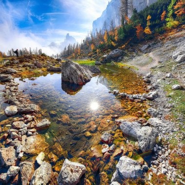 Federa Gölü 'nün Dolomitlerdeki muhteşem sonbahar manzarası