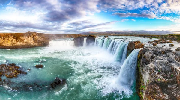 Cena de paisagem incrível da poderosa cachoeira Godafoss . — Fotografia de Stock