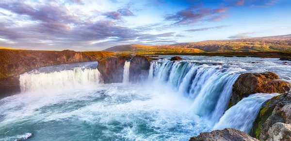 Güçlü Godafoss şelalesinin nefes kesici gün batımı manzarası