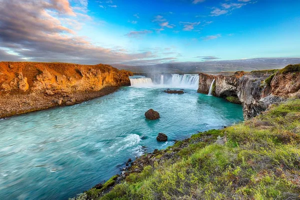 Cena de paisagem deslumbrante do pôr-do-sol da poderosa água Godafoss — Fotografia de Stock