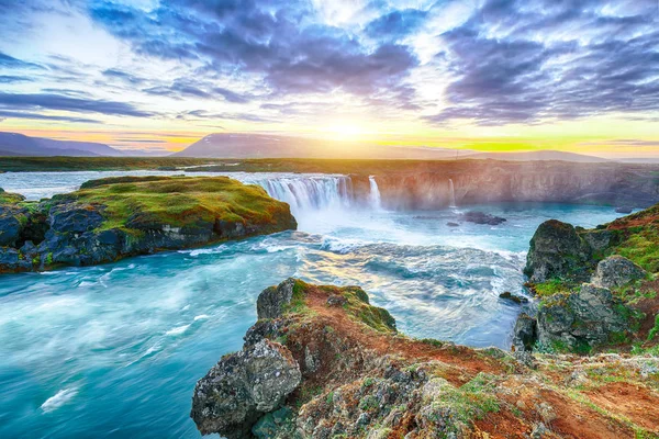 Fantastische zonsondergang scène van krachtige Godafoss waterval. — Stockfoto