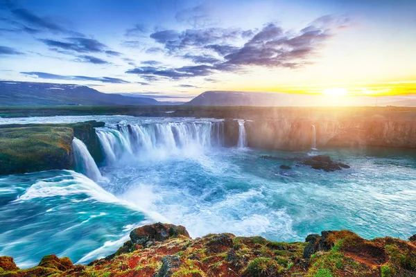 Güçlü Godafoss şelalesinin fantastik günbatımı sahnesi.