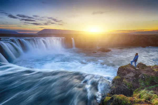 Fantastisk solnedgång scen av kraftfulla Godafoss vattenfall. — Stockfoto