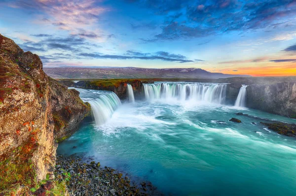 Fantasztikus naplemente jelenet hatalmas Godafoss vízesés. — Stock Fotó