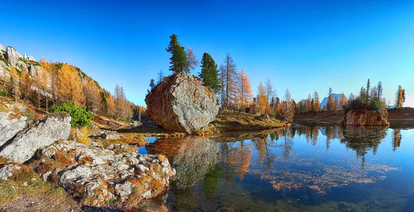 Wunderschöner Herbstblick auf den Federsee in den Dolomiten — Stockfoto