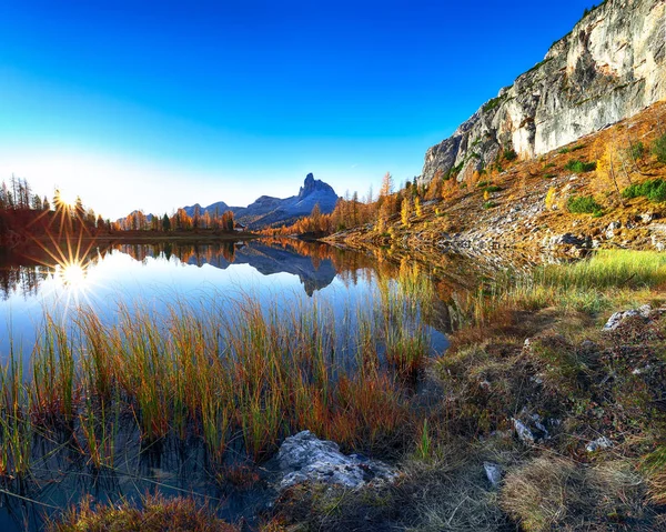 Wonderfull autumn view of  Lake Federa in Dolomites — Stock Photo, Image