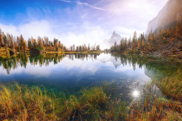 Paesaggio autunnale nebbioso drammatico. Vista sul lago Federa all'inizio del mese — Foto Stock