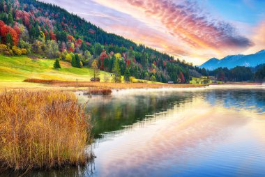 Wagenbruchsee (Geroldsee) gölünün arka planda Karwendelspitze dağ sırasının muhteşem manzarası. Konum: Geroldsee, Krun, Bavyera Alpleri, Almanya, Avrupa