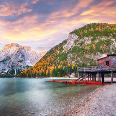 Ünlü Alp Gölü Braies 'in sonbaharda muhteşem manzarası. Konum: Ulusal park Fanes-Sennes-Braies, bölge Trentino-Alto Adige, il Bolzano, İtalya, Avrupa