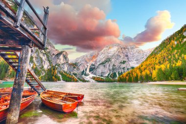 Ünlü Alp Gölü Braies 'in sonbaharda muhteşem manzarası. Konum: Ulusal park Fanes-Sennes-Braies, bölge Trentino-Alto Adige, il Bolzano, İtalya, Avrupa