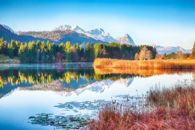 Wagenbruchsee (Geroldsee) gölünün arka planda Zugspitze dağ sırasının muhteşem manzarası. Konum: Geroldsee, Krun, Bavyera Alpleri, Almanya, Avrupa