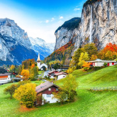 Ünlü kilisesi ve Staubbach şelalesi olan Alp Köyü Lauterbrunnen 'in muhteşem sonbahar manzarası. Konum: Lauterbrunnen Köyü, Berner Oberland, İsviçre, Avrupa.
