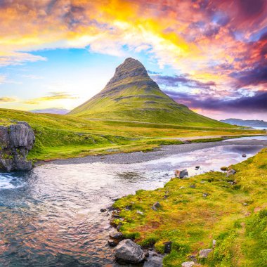 Gün batımında Kirkjufell Dağı 'nın muhteşem manzarası. Konum: Kirkjufellsfoss, Grundarfjordurn, İzlanda, Avrupa