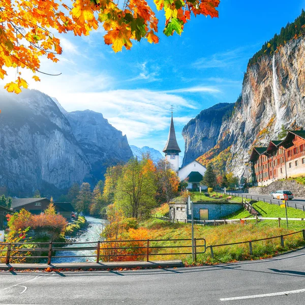 Linda Paisagem Outono Aldeia Alpina Lauterbrunnen Com Famosa Igreja Cachoeira — Fotografia de Stock