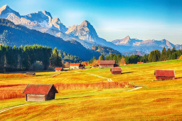 背景にZugspitze山脈とWagenbrucsee Geroldsee 湖の近くの木造小屋と高山渓谷の素晴らしい景色 ゲルホルゼー クルン バイエルンアルプス ドイツ ヨーロッパ — ストック写真