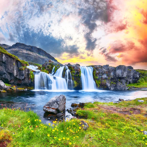 Vista Espectacular Cascada Kirkjufellsfoss Cerca Montaña Kirkjufell Atardecer Ubicación Kirkjufellsfoss — Foto de Stock