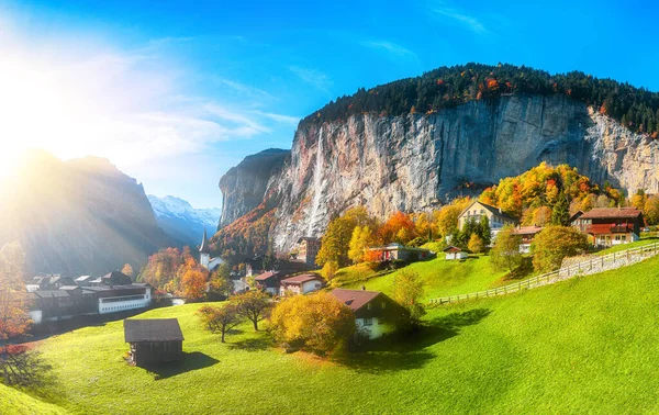 Herrlicher Herbstblick Auf Das Lauterbrunnental Mit Herrlichem Staubbach Wasserfall Und — Stockfoto