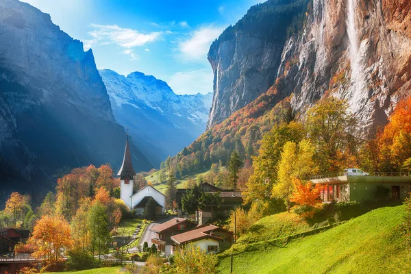 有名な教会とStaubbach滝と観光高山の村Lauterbrunenの素晴らしい秋の風景 ラウターブルネン村 ベルナー オーバーランド スイス ヨーロッパ — ストック写真