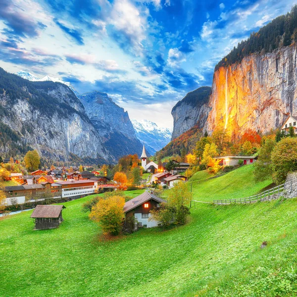 Gün batımında muhteşem Staubbach şelalesi ve İsviçre Alpleri ile Lauterbrunnen Vadisi 'nin dramatik sonbahar manzarası. Konum: Lauterbrunnen Köyü, Berner Oberland, İsviçre, Avrupa.